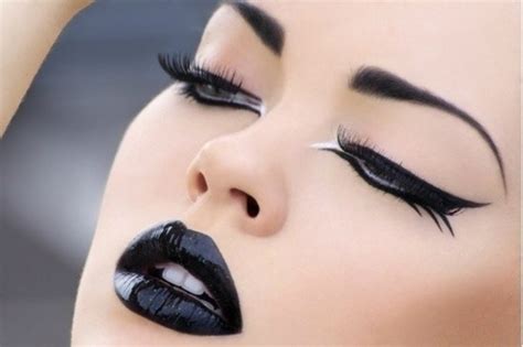 BEAUTY: Black Lips with Tutorial