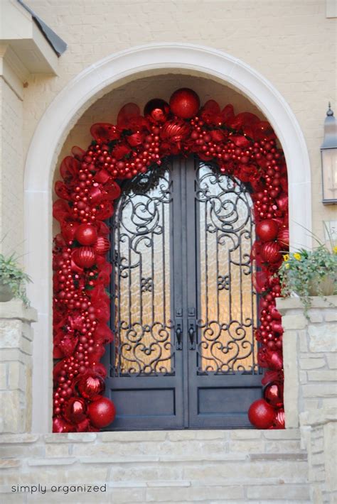 Decora la puerta de tu casa con guirnalda de malla - Dale Detalles | Christmas door decorations ...