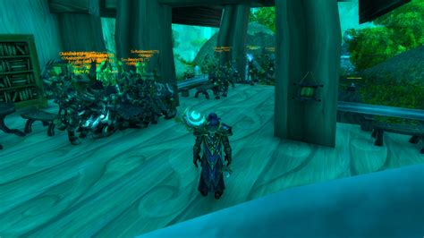 Hundreds of bot druids in some sort of teleport to Moonglade loop. : r/wow