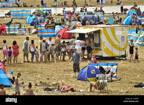 Holiday makers enjoy sunny beach weather at woolacombe beach hi-res ...