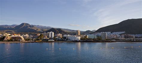 File:Puerto de Los Cristianos, Tenerife, España, 2012-12-14, DD 04.jpg - Wikimedia Commons