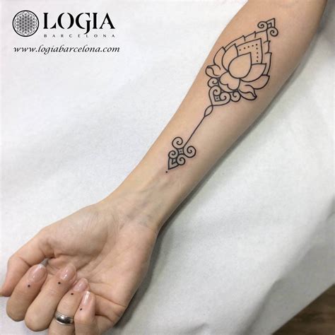 ᐅ Tatuaje de flor de loto y su significado | Logia Tattoo Barcelona