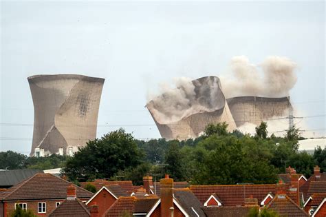 Didcot power station demolition video: Dramatic footage shows cooling towers being razed to ...