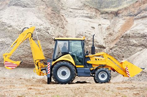 Excavators vs Backhoes: What's the Difference? | Tri-Rent-All