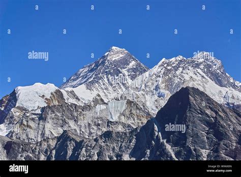 The summit of mount everest hi-res stock photography and images - Alamy