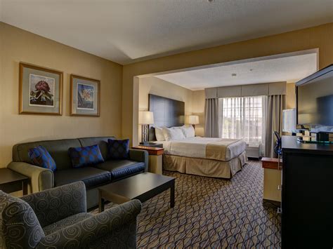 Milwaukee Airport Hotels with Pool | Holiday Inn & Suites Milwaukee Airport