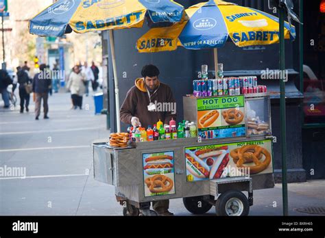 Hot dog cart in Manhattan, New York City Stock Photo - Alamy