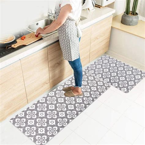 Best Vinyl Floor Mat for Kitchen Reviews in 2021 [Buying Guide]