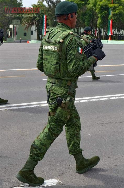 Mexican army SF with the "new" uniform during parade,2019 [720×1088 ...