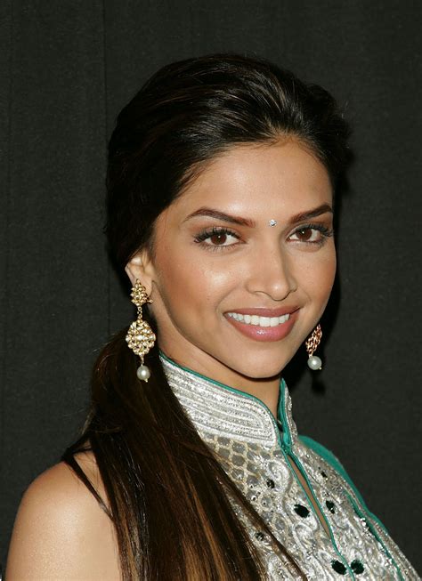 Latest Hot Photos of Deepika Padukone - MoviesTrailer - Watch Upcoming ...