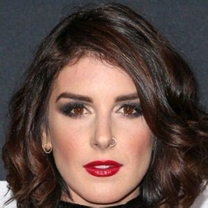 Shenae Grimes - Bio, Facts, Family | Famous Birthdays