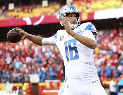 Lions’ Jared Goff shares celebratory sideline kiss with Christen Harper