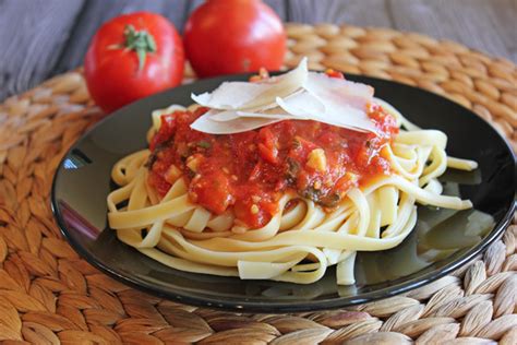 Fresh Tomato and Basil Pasta Sauce - Jamie Cooks It Up