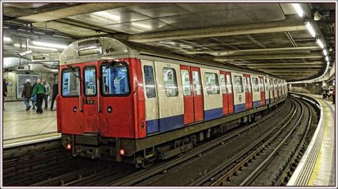 London Underground Circle Line train. London Tube, Old London, Vintage London, London ...