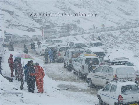 Summer snowfall thrills tourists on Rohtang pass - Discover Kullu Manali