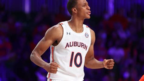 Jabari Smith stunned his Auburn teammates with an awe-inspiring dunk