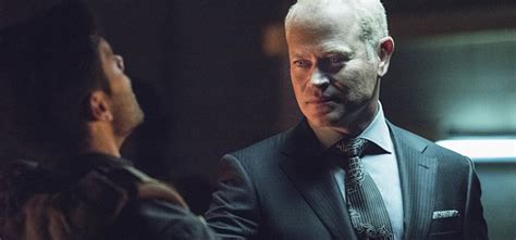 Is Felicity's Father Damien Darhk? | GreenArrowTV