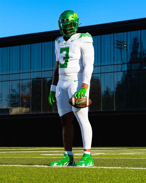 Oregon Ducks Football Reveals Uniform Combination for Pac-12 ...