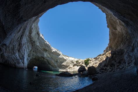 Art, Wine & Graves in the Caves of Greece's Milos Island - Me gusta volar