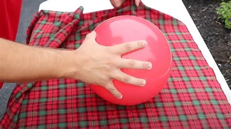 He wraps a ball in fabric for this genius Christmas hack! | Christmas crafts diy gifts ...