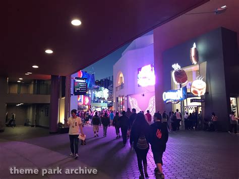 Entrance at Universal Studios Hollywood | Theme Park Archive