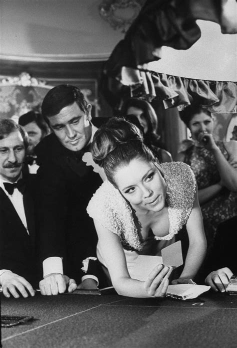 George Lazenby and Diana Rigg (On Her Majesty's Secret Service - 1969) leaning - Flashbak