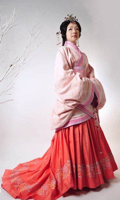 Ancient Chinese Han Dynasty Clothing for Women :: Full skirt for the win Chinese Dress, Chinese ...