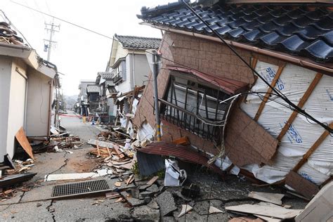 Japan Premier Urges Rescuers to Persevere as Quake Toll Rises - Bloomberg