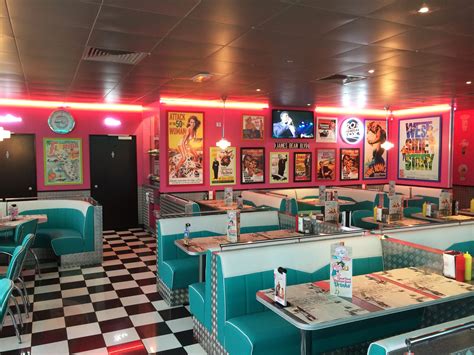 Pin by Florencia Benitez on lugares para merendar bsas | Retro cafe, Retro diner, Diner aesthetic