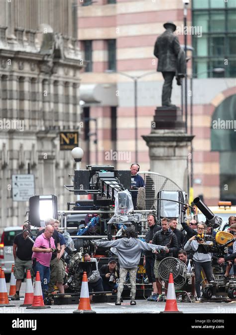 Sofia Boutella films a scene for "The Mummy" in central London ...