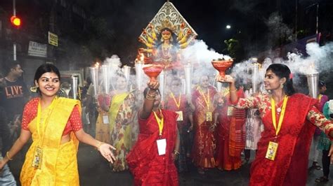 Durga Puja 2022: Here's all you need to know about the devotional Dhunuchi Naach | Hindustan Times