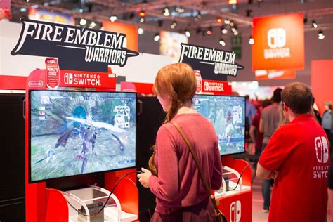 Besucher spielen Fire Emblem Warriors auf Nintendo Switch - Creative Commons Bilder