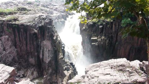 10 Waterfalls in Madhya Pradesh - Biggest Waterfalls in Madhya Pradesh