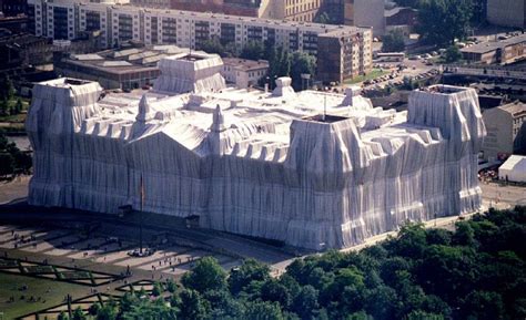 Christo - Wrapped Reichstag | Christo and jeanne claude, Jeanne claude ...