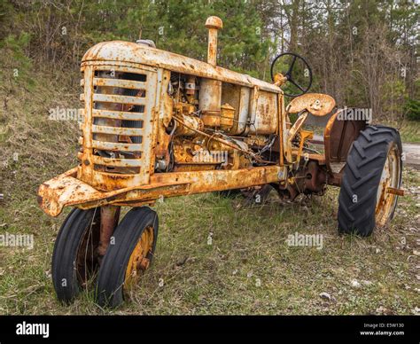 A rusty old tractor Stock Photo - Alamy