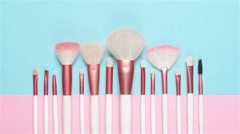 How to Clean a Foundation Brush at Home [DIY & Store-Bought Solutions]