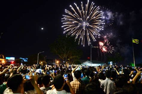 Vietnam welcomes New Year with elation, glittering fireworks | Tuoi Tre News