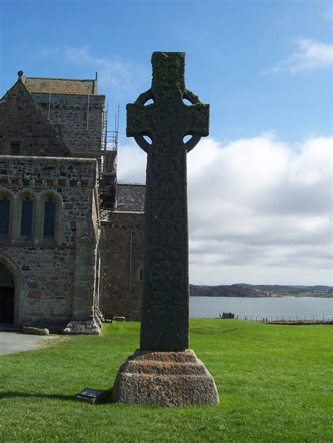 Celtic cross near the Abbey on Iona, Scotland | Oh the places I've been | Pinterest | Crosses ...