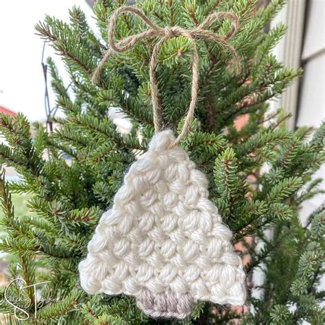 Flat Christmas tree crochet pattern to decorate all the things!