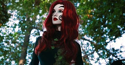 10 Incredible Poison Ivy Cosplays That Would Infatuate Batman