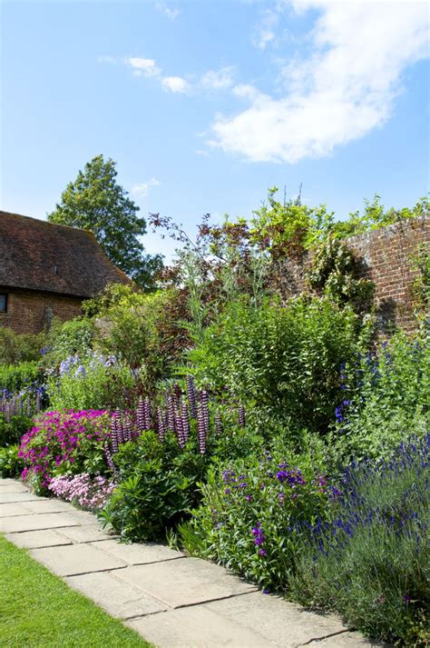 Border Gardening: How to plant a herbaceous perennial border David ...