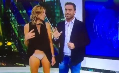 Weather Reporter Has Unfortunate Wardrobe Malfunction On – Otosection