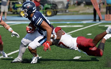 WATCH: UMaine's Montigo Moss makes amazing one-handed touchdown catch