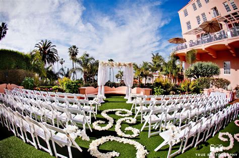 7 flower and nature-filled San Diego wedding venues that are perfect for a romantic Spring wedding!