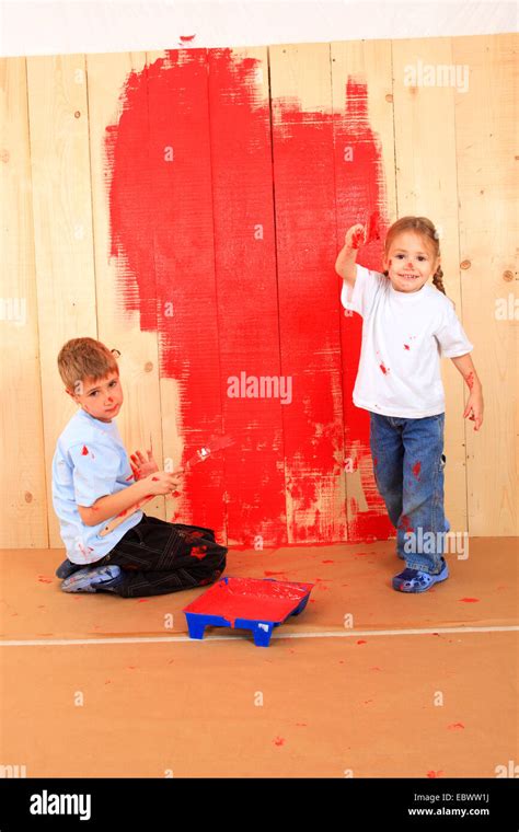 Boy girl looking paintings wall hi-res stock photography and images - Alamy