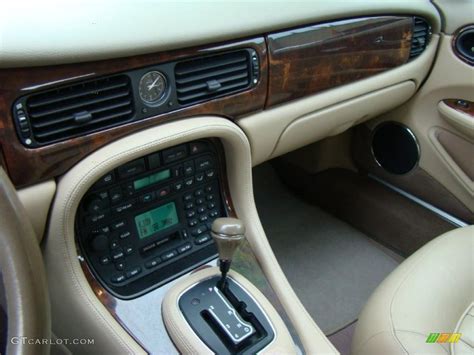 2000 Jaguar XJ XJ8 Oatmeal Dashboard Photo #43092256 | GTCarLot.com