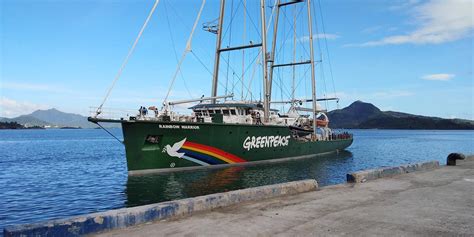 Greenpeace ship Rainbow Warrior arrives in Tacloban