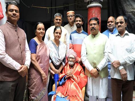 Dharmendra Pradhan meets the family of Mahakavi Subramania Bharathiyar ...