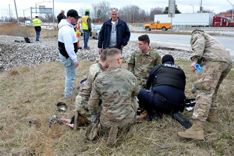 Ohio National Guard Soldiers rescue car crash victim > National Guard ...