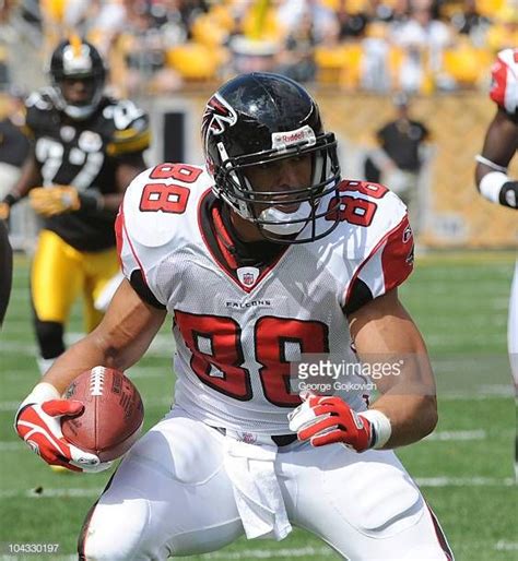 Tight end Tony Gonzalez of the Atlanta Falcons runs with the football ...